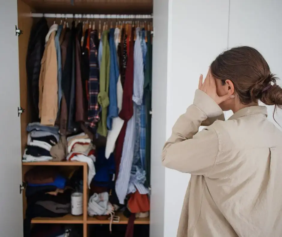El clóset como espejo: ¿Por qué tienes ropa que nunca usas?